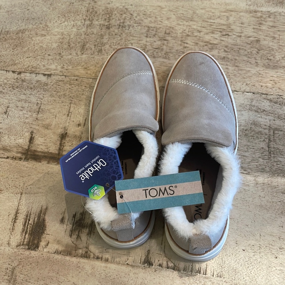 NWT- TOMS Paxton bootie/shoe. Size 6